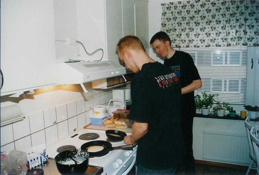 Fredrik (BB2) and Mattias (BB1) is making breakfast.