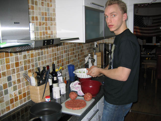 20:05 Preparing the MSSD XXL burgers.